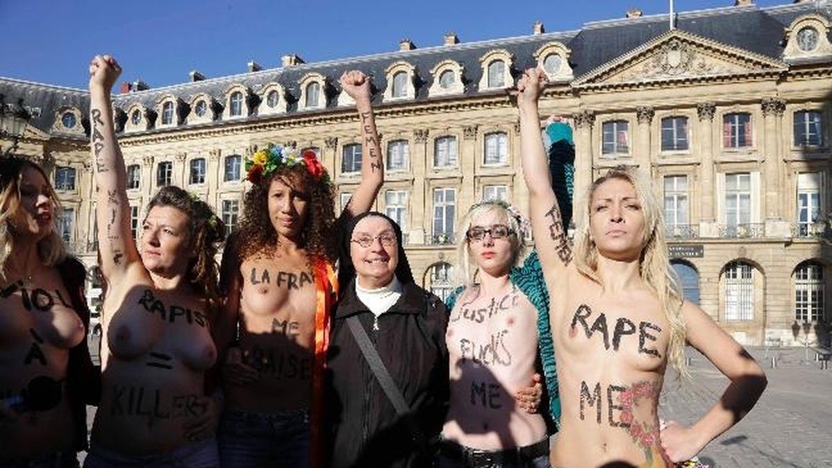 Barbröstade aktivister slog till mot franska justitedepartementet.